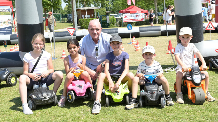 AK Niederösterreich-Präsident und ÖGB Niederösterreich-Vorsitzender Markus Wieser mit jungen Besucher:innen des Familienfests in Hohenau. © Alexandra Kroumus, AK Niederösterreich AK Niederösterreich-Präsident und ÖGB Niederösterreich-Vorsitzender Markus Wieser mit jungen Besucher:innen des Familienfests in Hohenau.