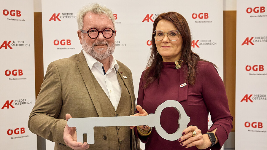 Gerhard Windbichler (l.) &uuml;bergibt den Schl&uuml;ssel der Bezirksstelle Neunkirchen an seine Nachfolgerin Marianne Landa (r.). 