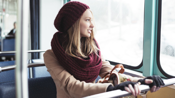 © hedgehog94, stock.adobe.com Frau sitzt in der Straßenbahn und schaut aus dem Fenster © hedgehog94, stock.adobe.com