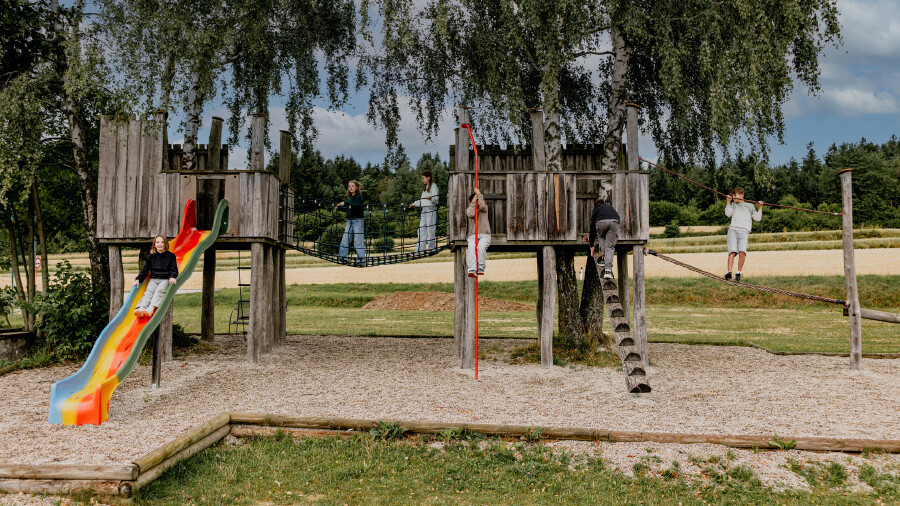 Kinder spielen im Au&szlig;enbereich