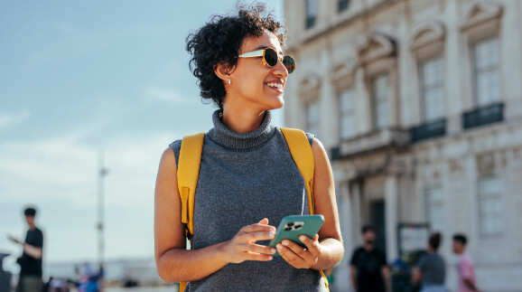 Junge Frau befindet sich im Urlaub und verwendet Handyroaming